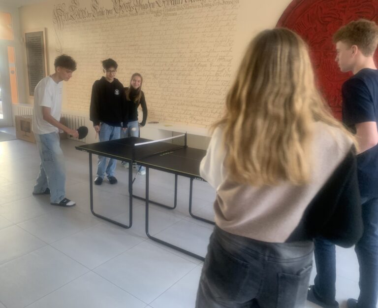 Méně mobilů, více zábavy: Nové ministoly na stolní tenis ve škole